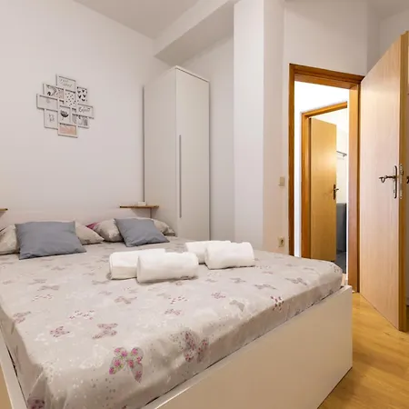 A M - Three Bedroom With Terrace A3 Appartement *